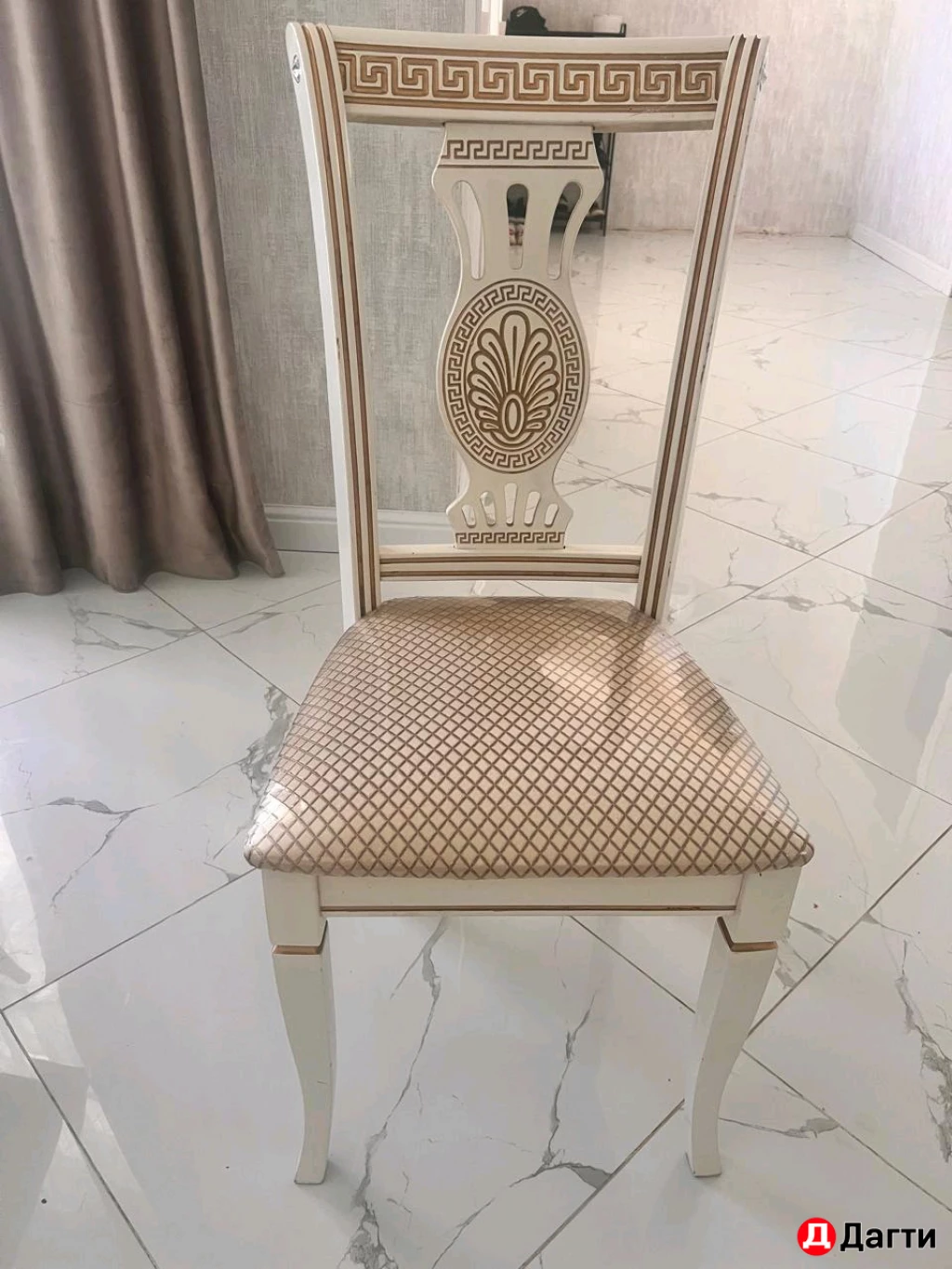 Стол и стулья