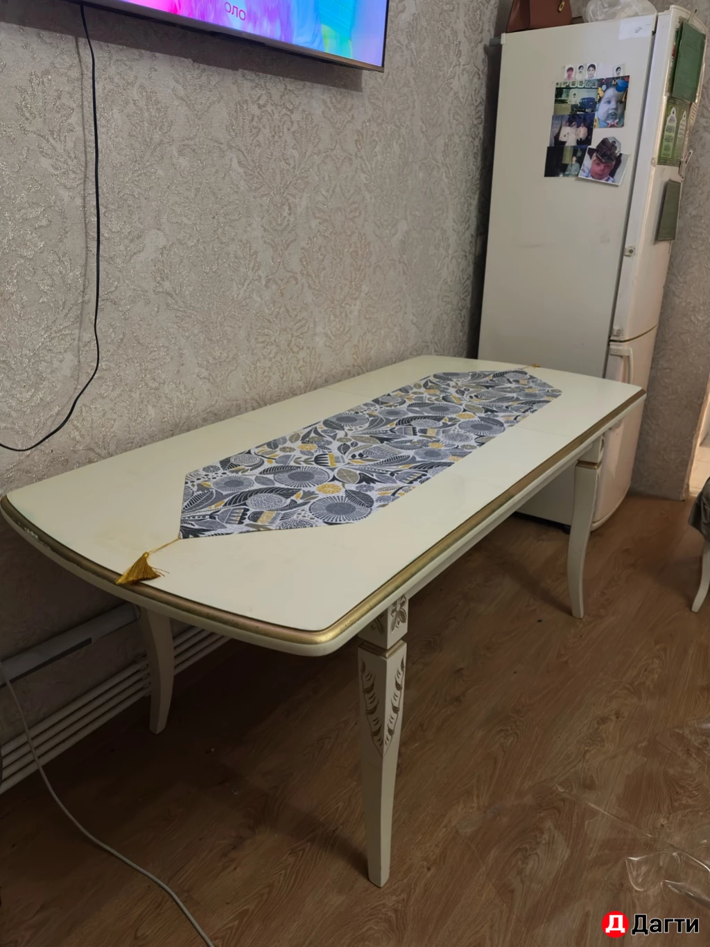 Стол и стулья