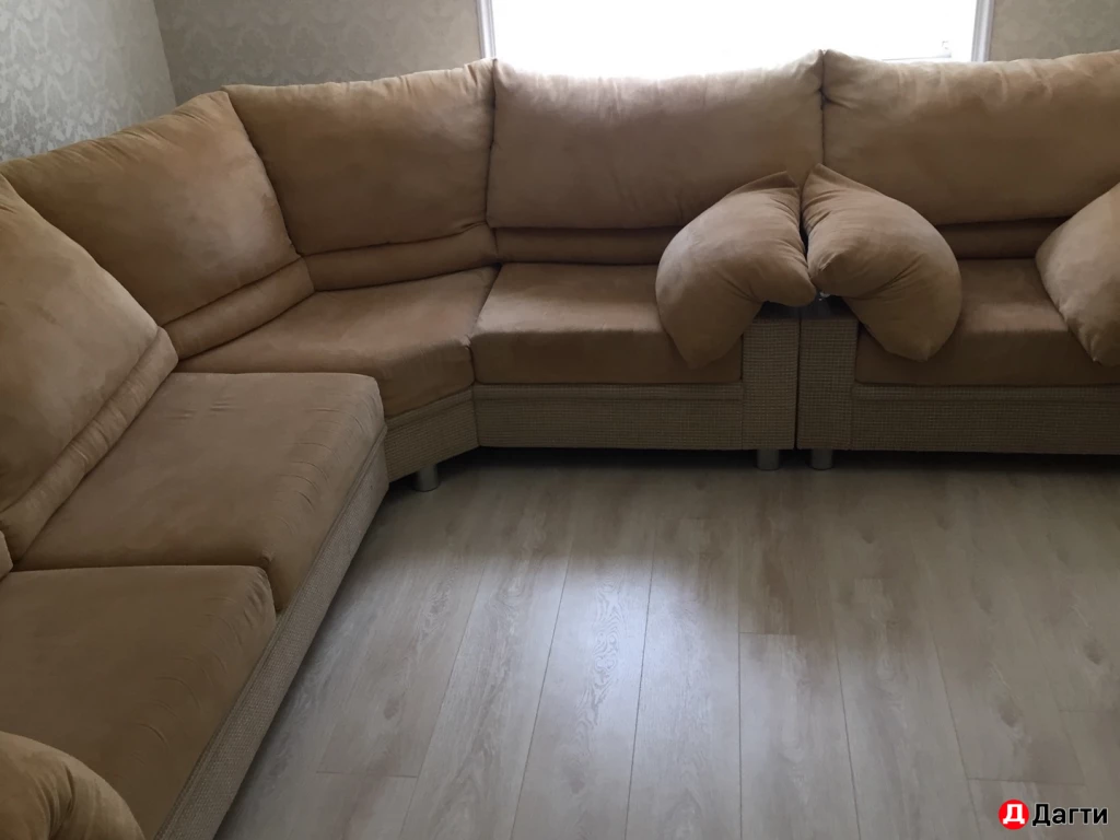 Диван, холл