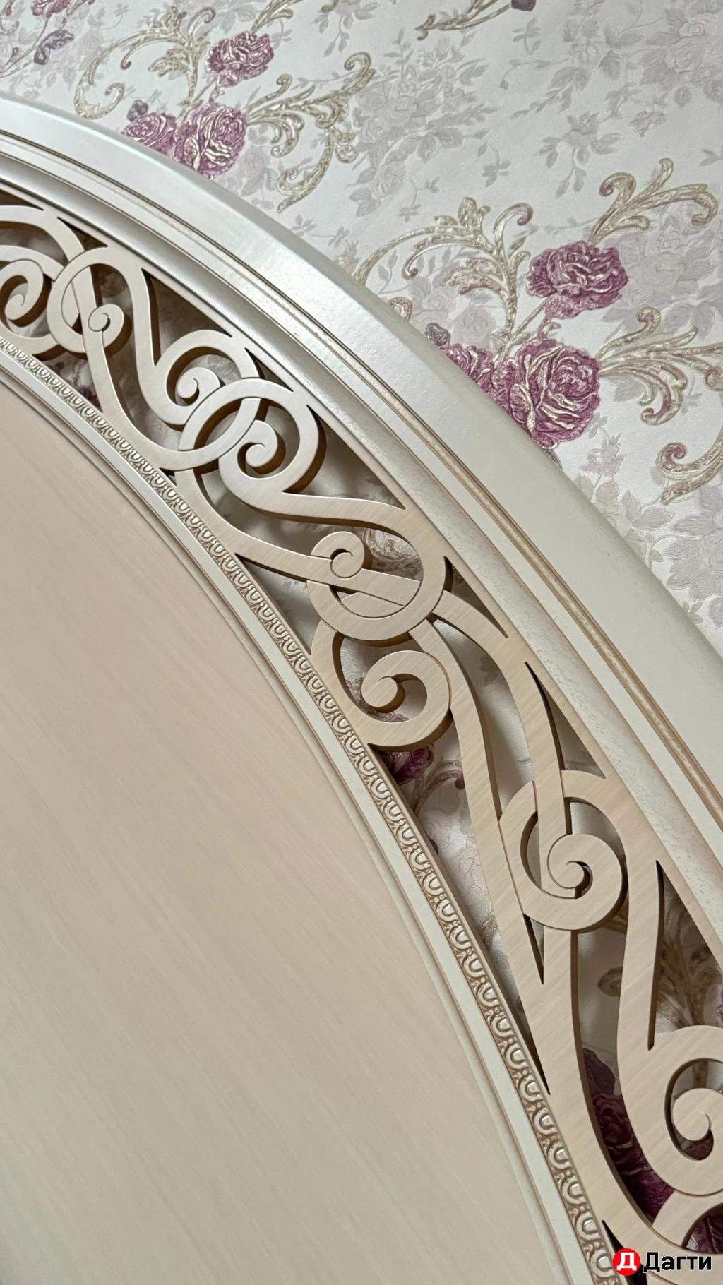 Двуспальная кровать с прикроватными тумбами