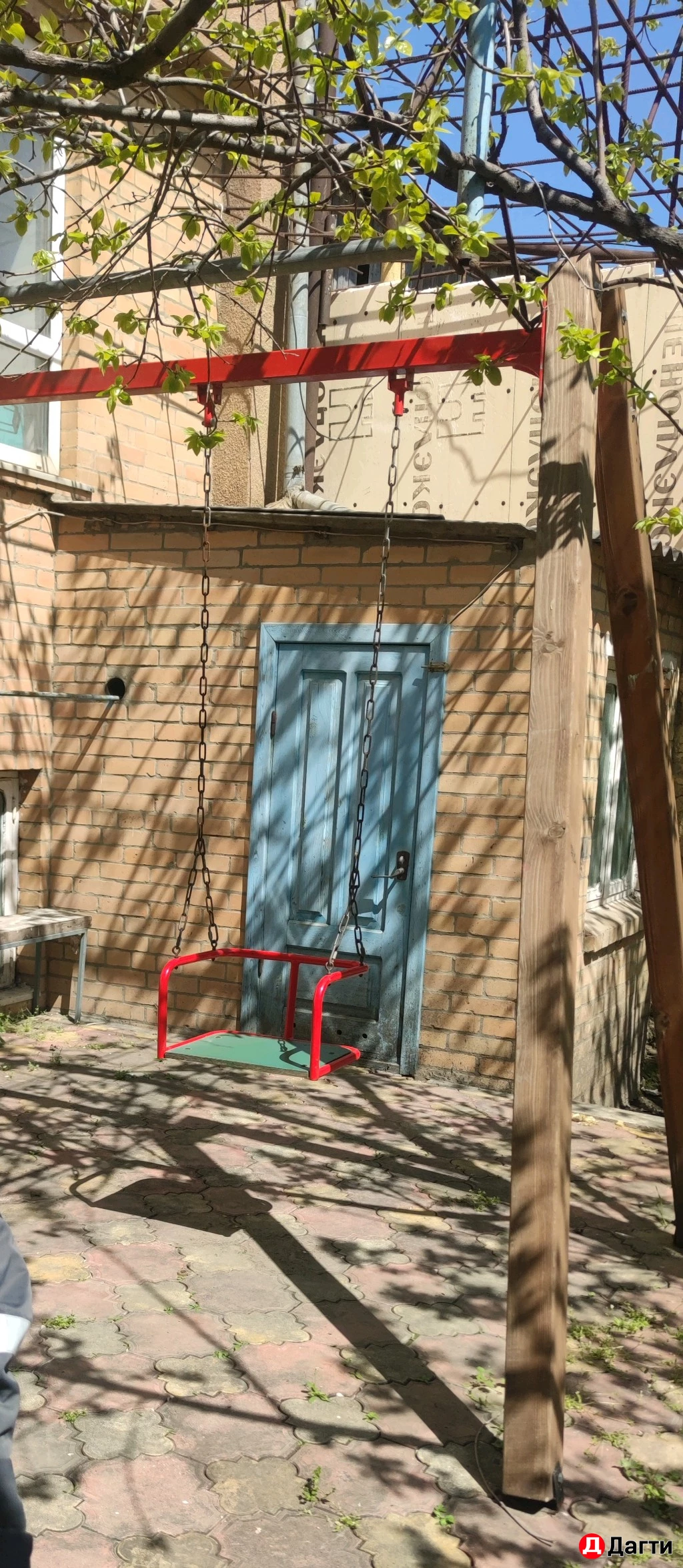 Детская горка и качели