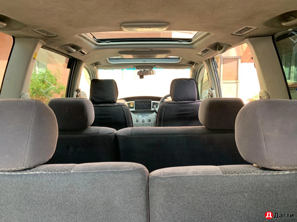 Toyota Voxy, 2002 года