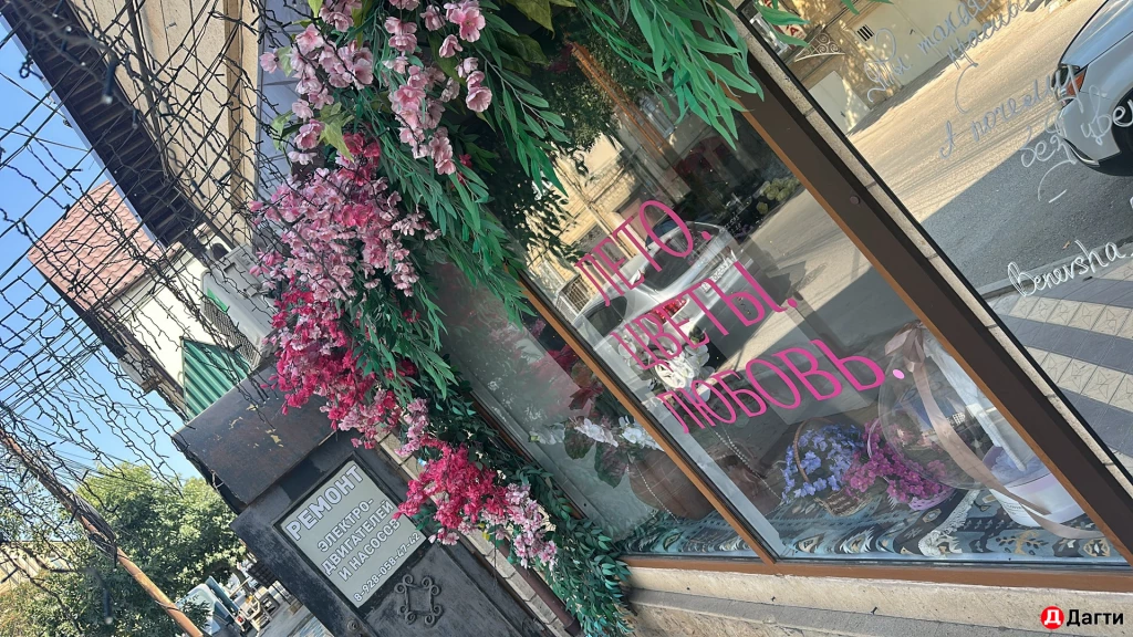 Декор входных групп, ресторанов, магазинов и кофеен.