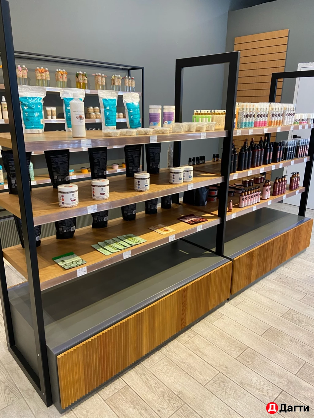 Островковый стеллаж и полки