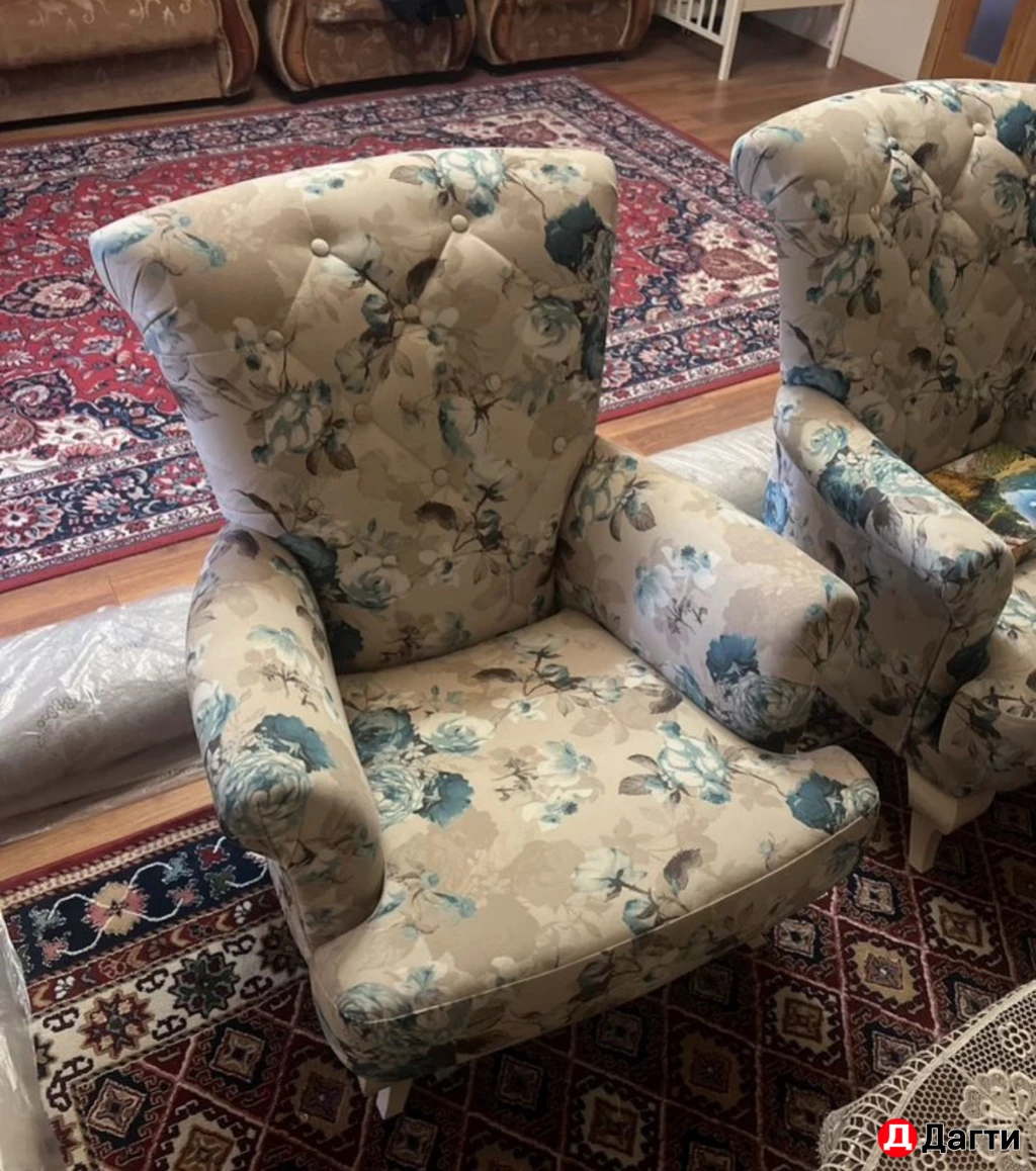 Хол, диван трехместный и двухместный и два кресла