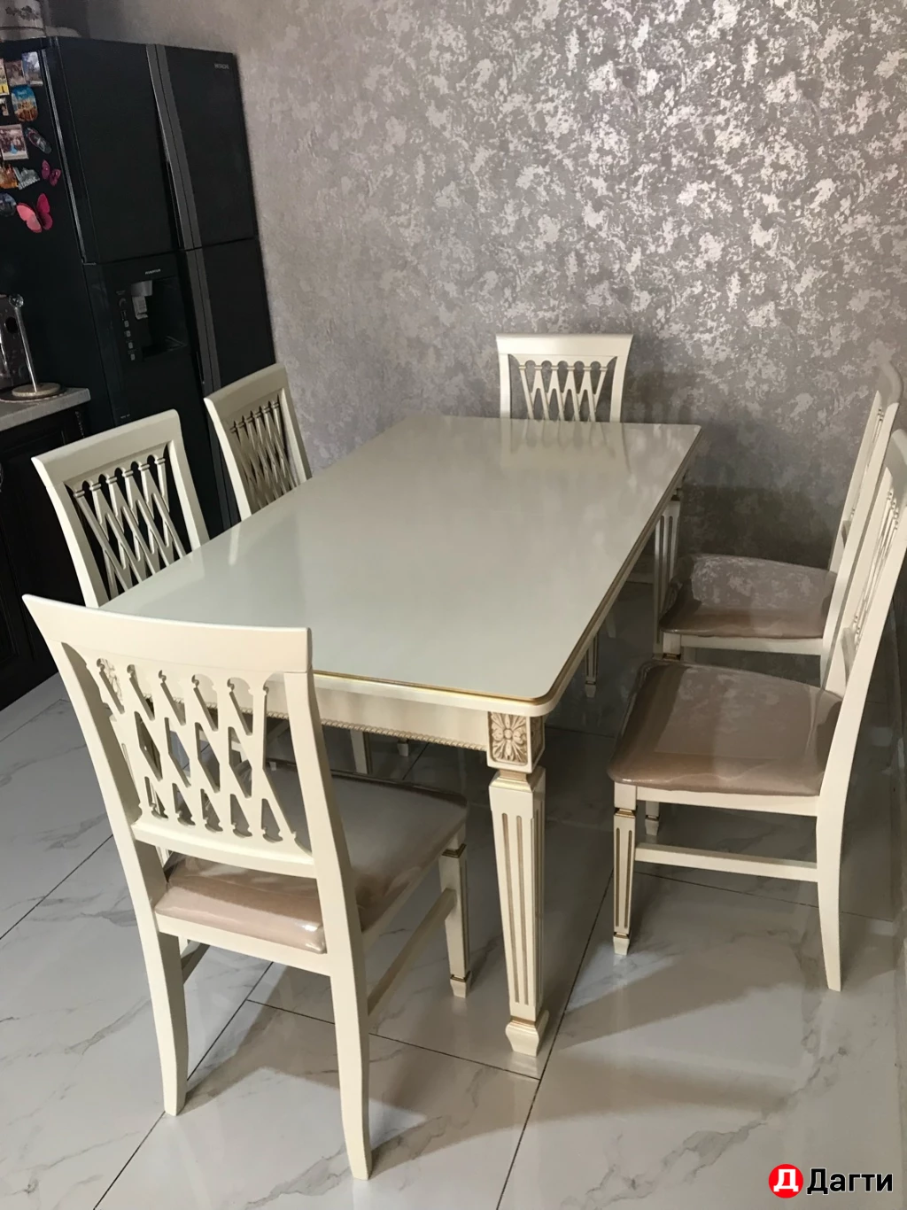 Столы и стулья