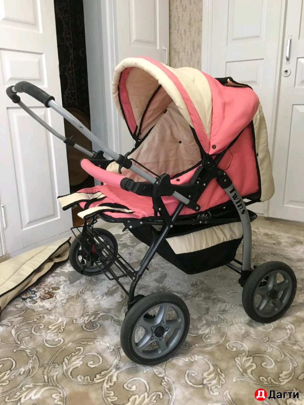 Коляска для двойняшек