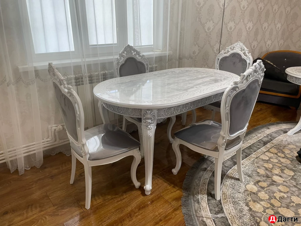 Столы и стулья