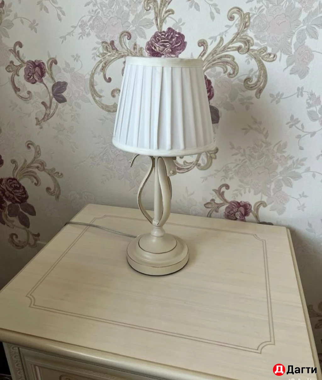 Двуспальная кровать с прикроватными тумбами