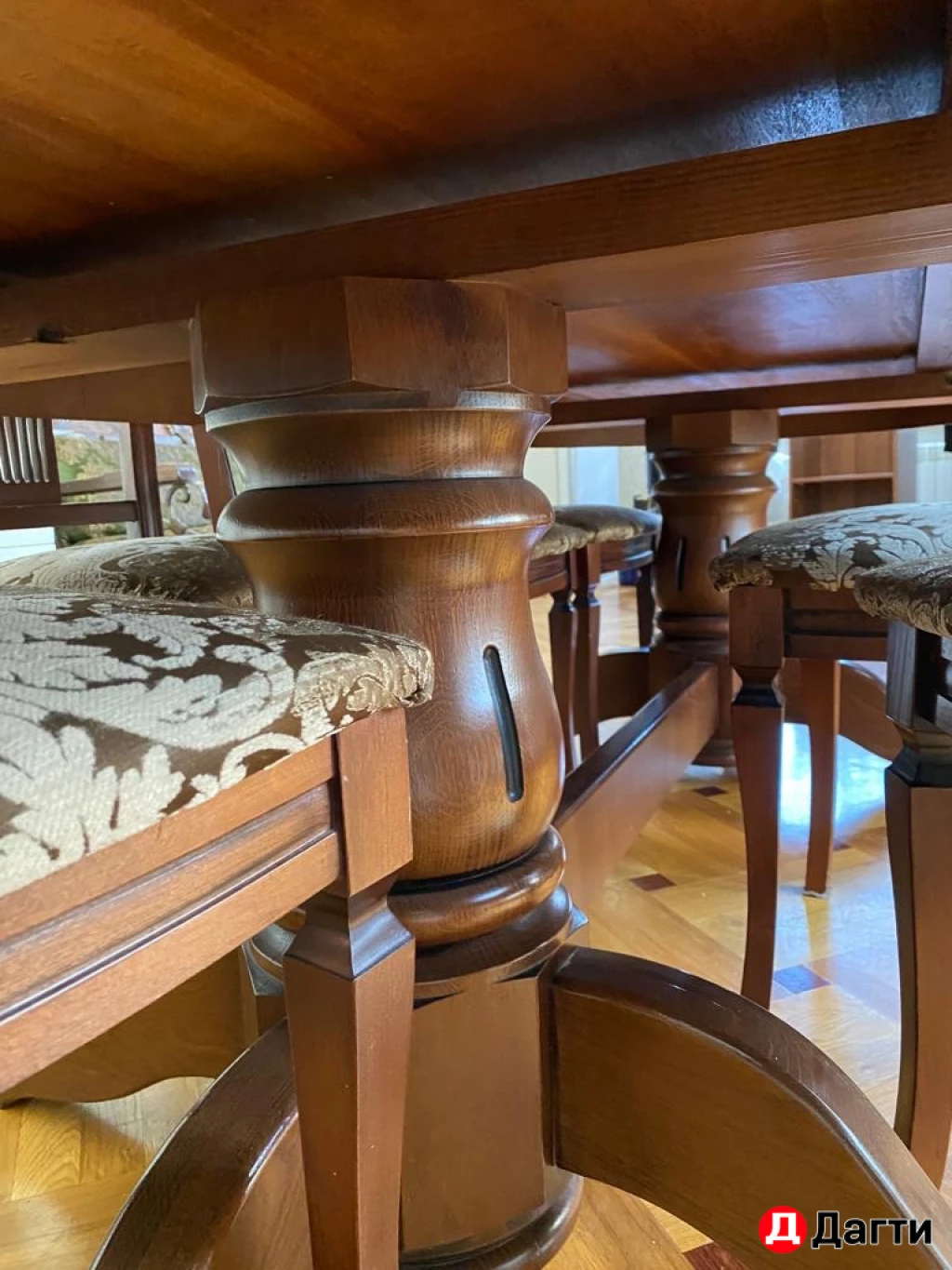 Стол столовый.