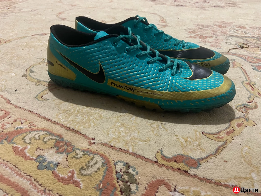 Бутсы и шиповки