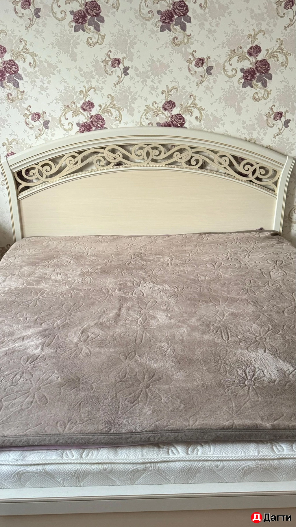 Двуспальная кровать с прикроватными тумбами