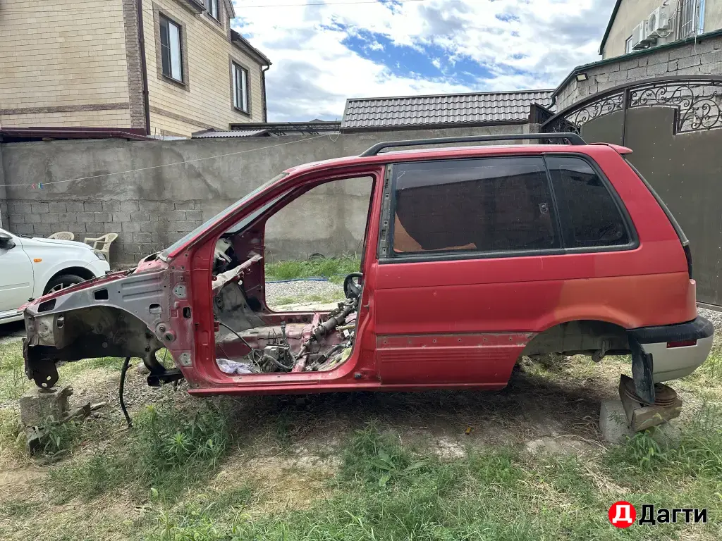 Продаются запчасти и кузов Митсубиси