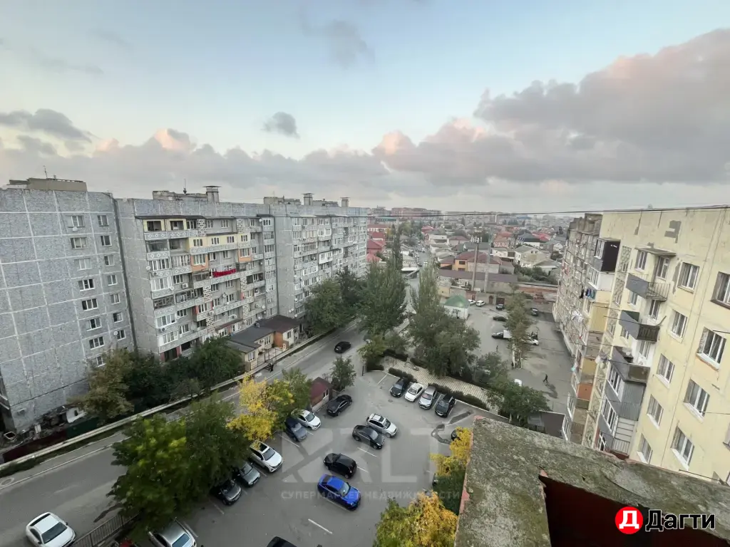 Продается трехкомнатная квартира по улице Зои Космодемьянской площадью 95 м2