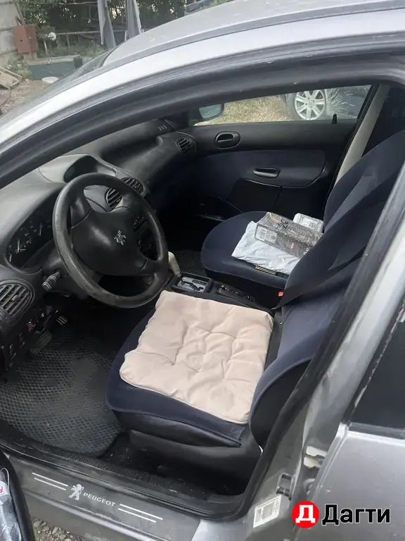 Peugeot 206, 2001 года