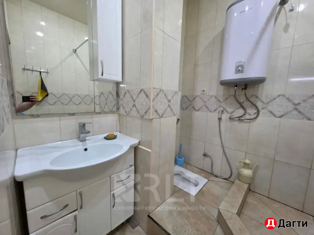 Сдается в аренду перспективное коммерческое помещение на первом этаже жилого дома, общей площадью 280м2. Улица Каримова, в районе редукторного кольца.