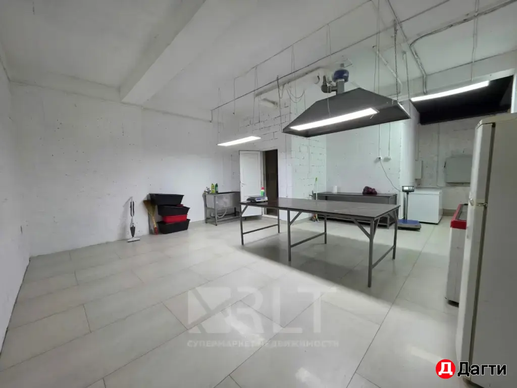 Сдается в аренду перспективное коммерческое помещение на первом этаже жилого дома, общей площадью 280м2. Улица Каримова, в районе редукторного кольца.