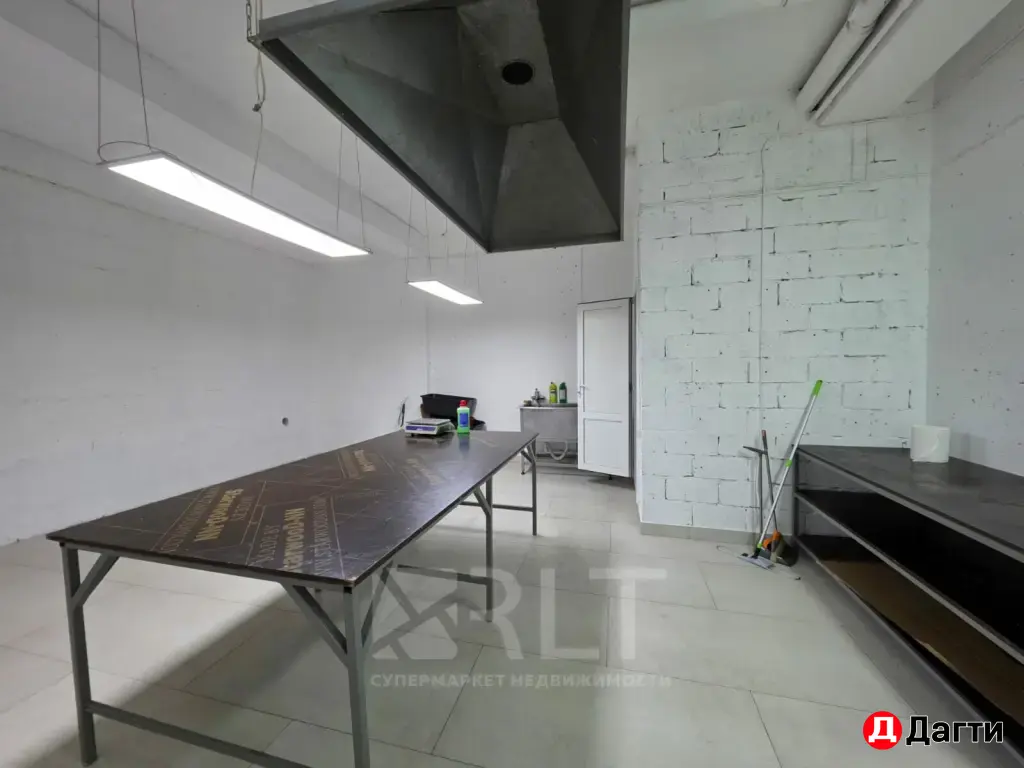 Сдается в аренду перспективное коммерческое помещение на первом этаже жилого дома, общей площадью 280м2. Улица Каримова, в районе редукторного кольца.