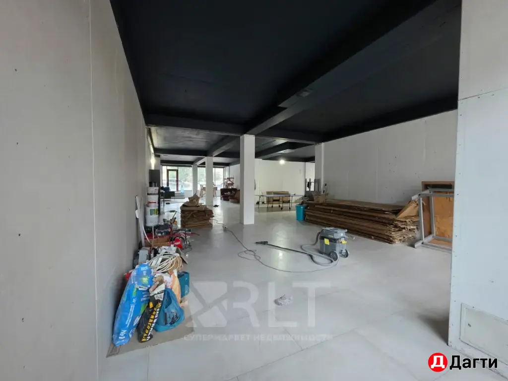 Сдается в аренду перспективное коммерческое помещение на первом этаже жилого дома, общей площадью 280м2. Улица Каримова, в районе редукторного кольца.