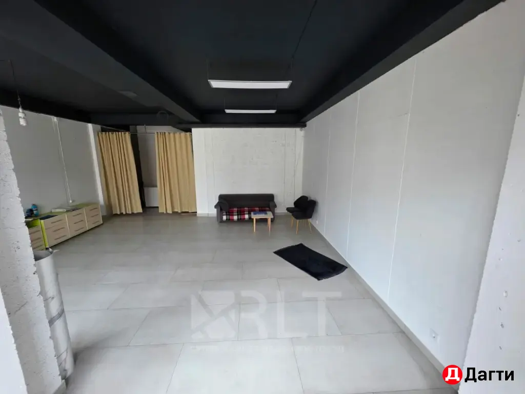 Сдается в аренду перспективное коммерческое помещение на первом этаже жилого дома, общей площадью 280м2. Улица Каримова, в районе редукторного кольца.