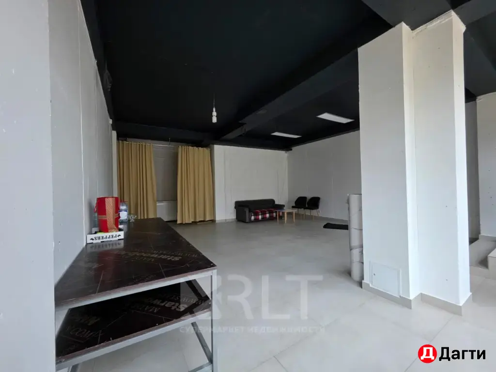 Сдается в аренду перспективное коммерческое помещение на первом этаже жилого дома, общей площадью 280м2. Улица Каримова, в районе редукторного кольца.