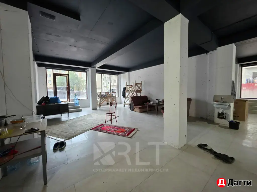 Сдается в аренду перспективное коммерческое помещение на первом этаже жилого дома, общей площадью 280м2. Улица Каримова, в районе редукторного кольца.