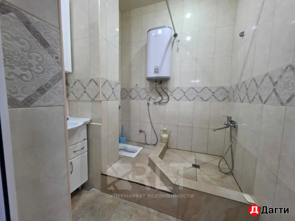 Сдается в аренду перспективное коммерческое помещение на первом этаже жилого дома, общей площадью 280м2. Улица Каримова, в районе редукторного кольца.