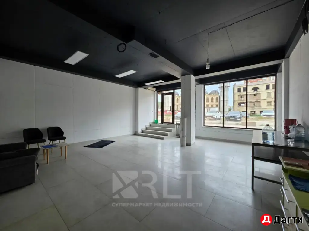 Сдается в аренду перспективное коммерческое помещение на первом этаже жилого дома, общей площадью 280м2. Улица Каримова, в районе редукторного кольца.