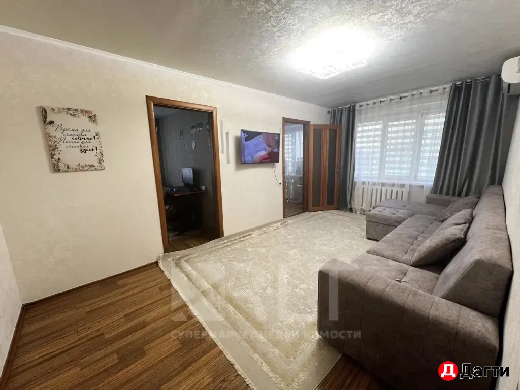 Продается уютная 4-х комнатная квартира по улице Абдулхакима Исмаилова (бывш. Энгельса) на 1-м этаже 5-этажного дома.