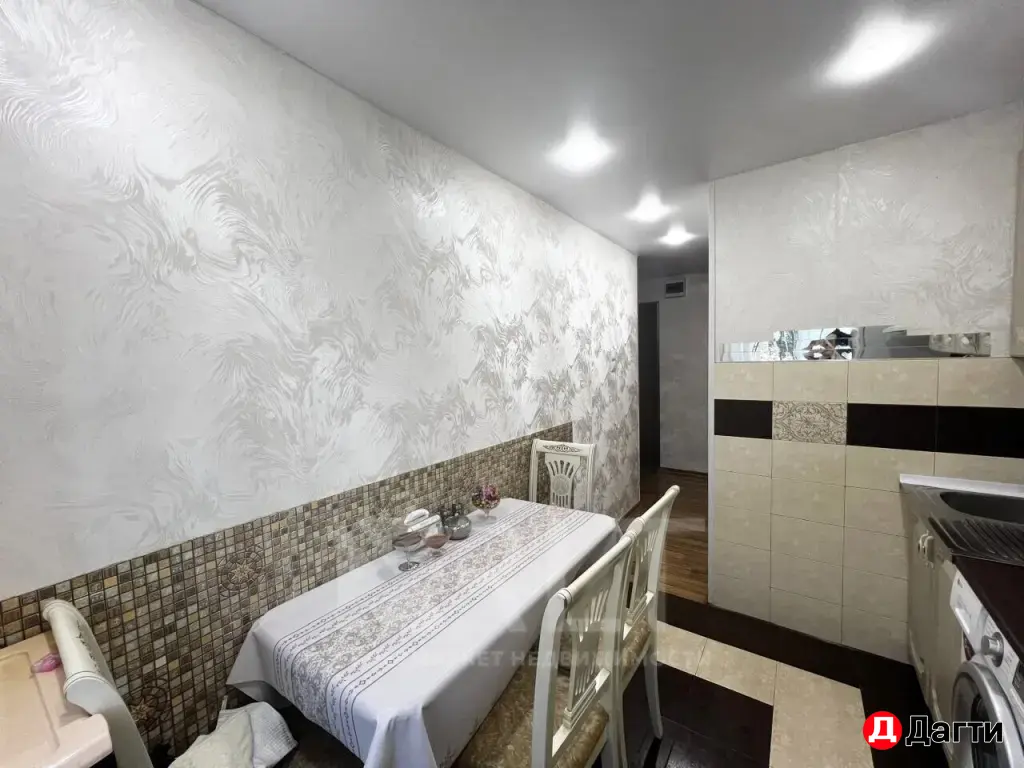 Продается уютная 4-х комнатная квартира по улице Абдулхакима Исмаилова (бывш. Энгельса) на 1-м этаже 5-этажного дома.