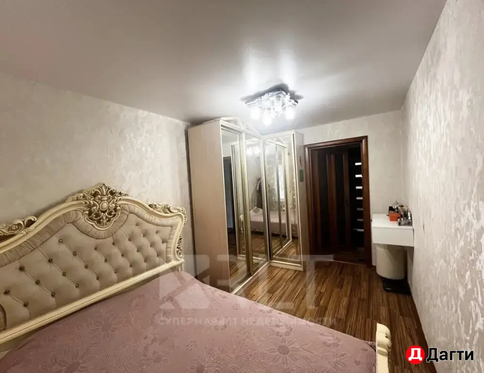 Продается уютная 4-х комнатная квартира по улице Абдулхакима Исмаилова (бывш. Энгельса) на 1-м этаже 5-этажного дома.