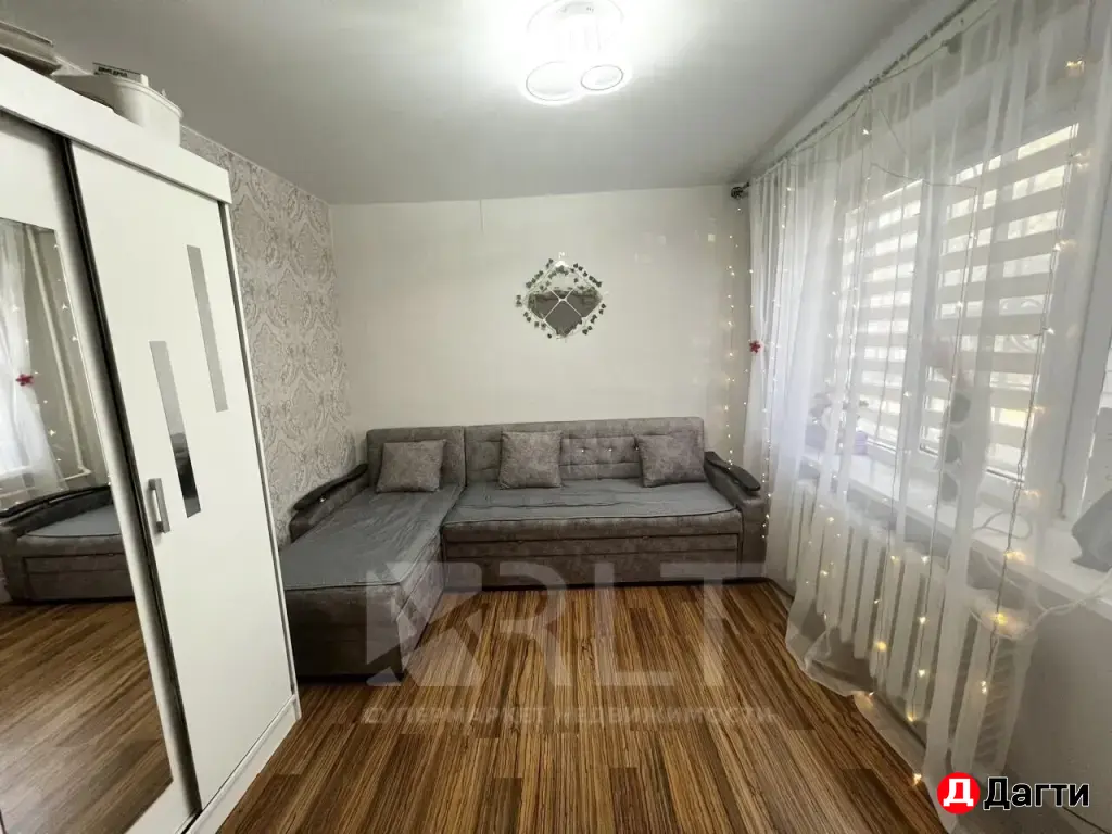 Продается уютная 4-х комнатная квартира по улице Абдулхакима Исмаилова (бывш. Энгельса) на 1-м этаже 5-этажного дома.