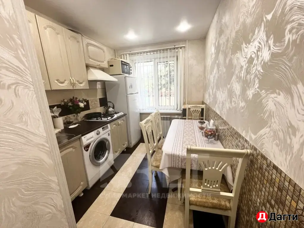 Продается уютная 4-х комнатная квартира по улице Абдулхакима Исмаилова (бывш. Энгельса) на 1-м этаже 5-этажного дома.