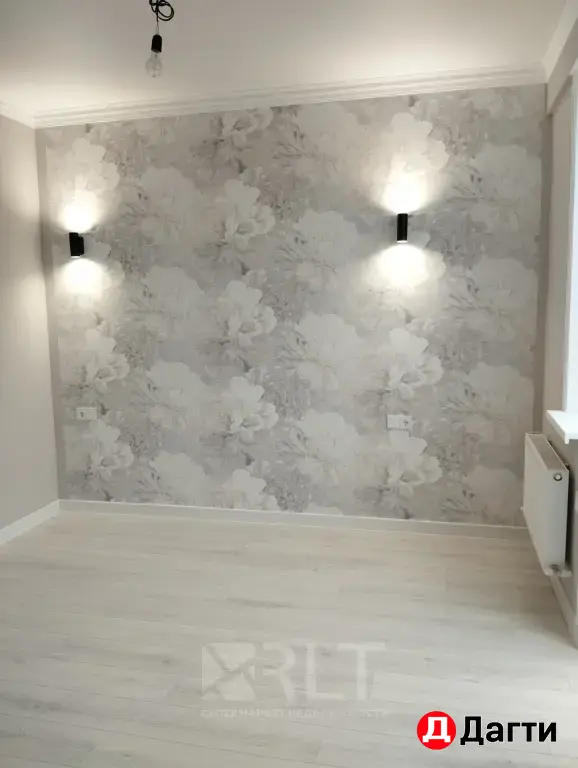 Продается трехкомнатная квартира с новым евроремонтом по улице Гапцахская