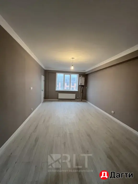 Продается трехкомнатная квартира с новым евроремонтом по улице Гапцахская