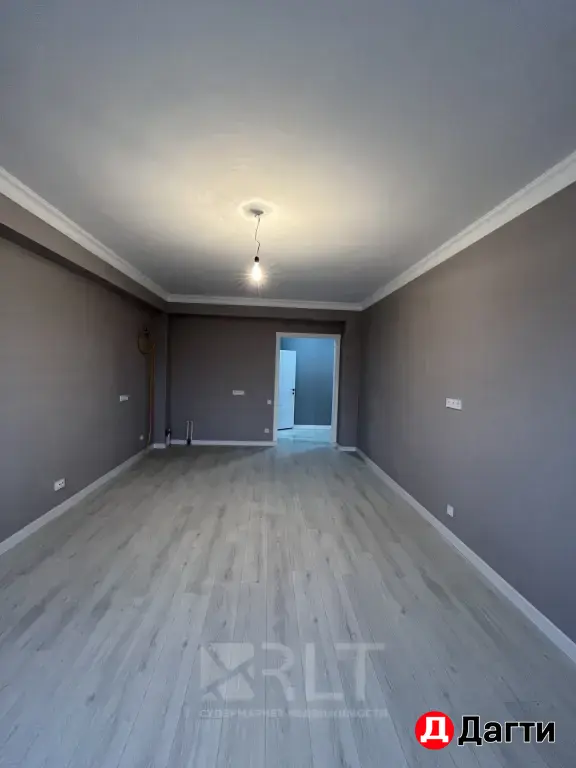 Продается трехкомнатная квартира с новым евроремонтом по улице Гапцахская