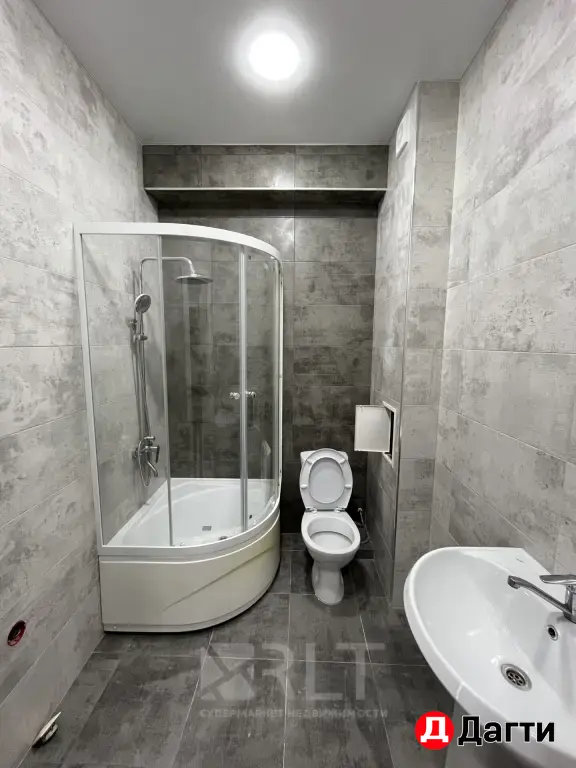 Продается трехкомнатная квартира с новым евроремонтом по улице Гапцахская