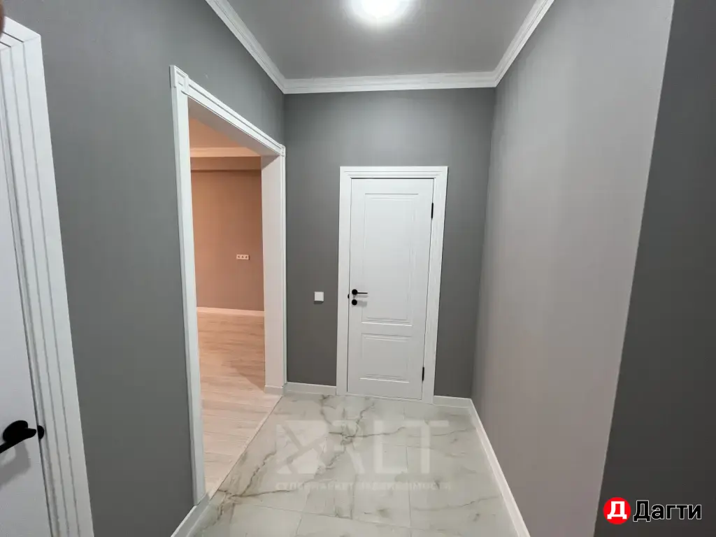 Продается трехкомнатная квартира с новым евроремонтом по улице Гапцахская