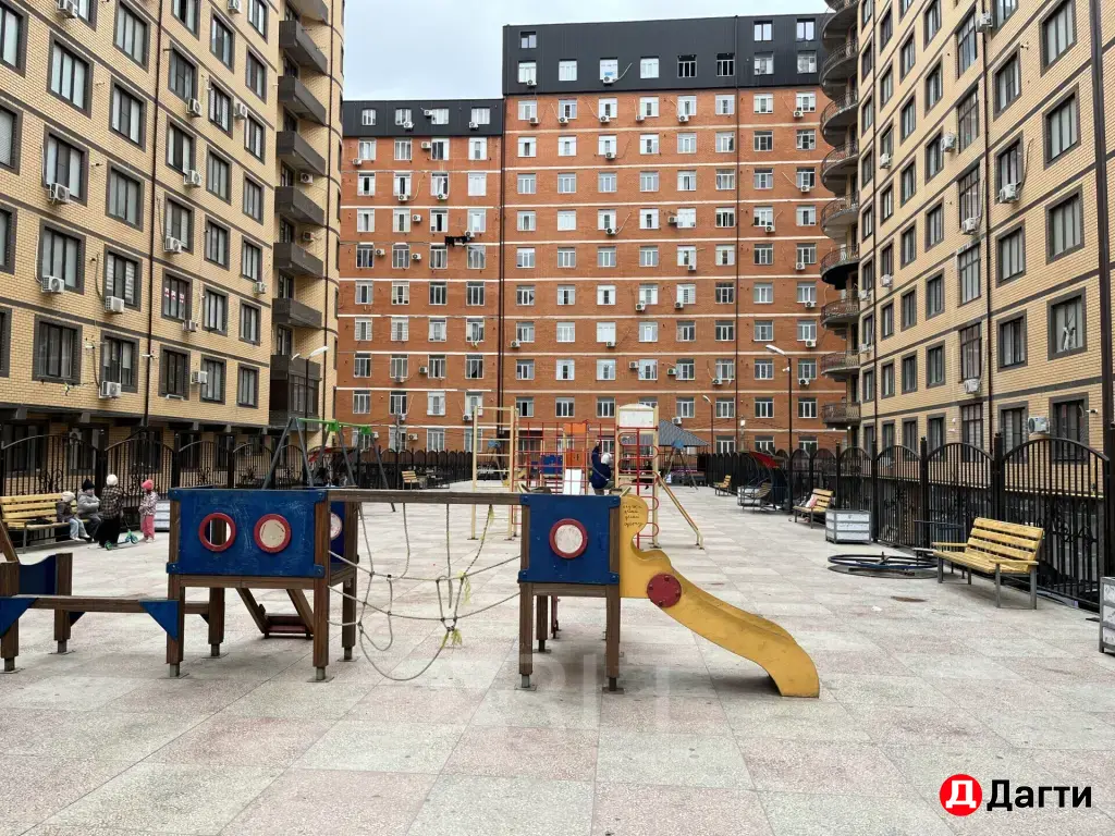 Продается трехкомнатная квартира с новым евроремонтом по улице Гапцахская