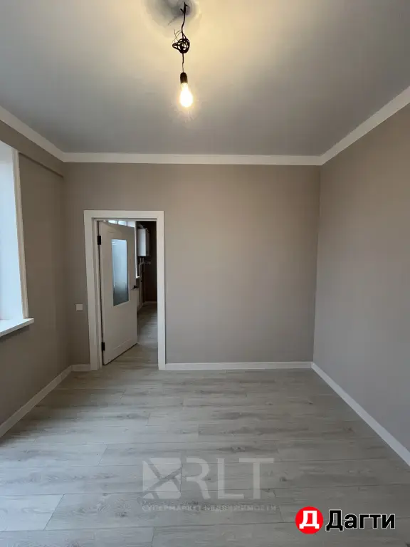 Продается трехкомнатная квартира с новым евроремонтом по улице Гапцахская