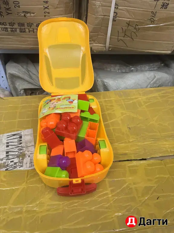 конструктор в кейсе в виде машинки