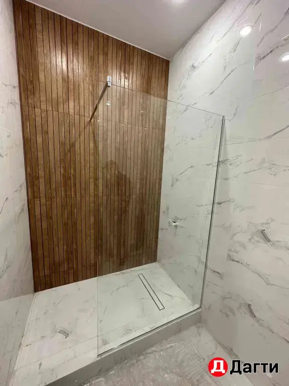 Душевые кабины / перегородки из стекла