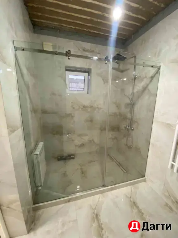 Душевые кабины / перегородки из стекла
