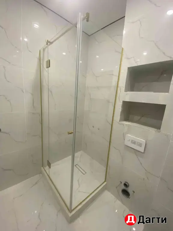 Душевые кабины / перегородки из стекла