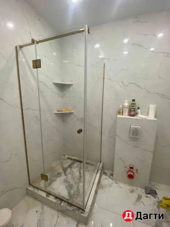 Душевые кабины / перегородки из стекла