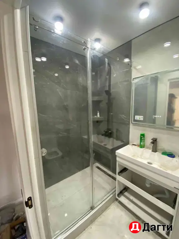 Душевые кабины / перегородки из стекла