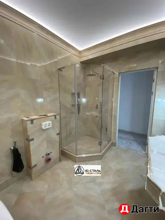 Душевые кабины / перегородки из стекла