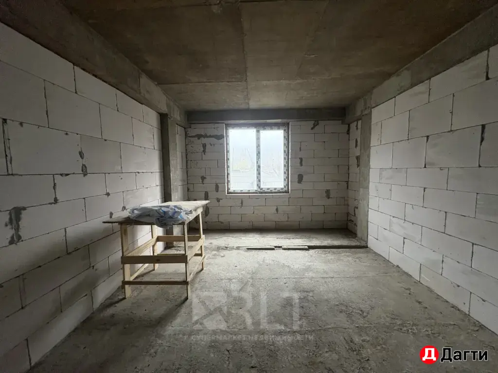 Продается трехкомнатная квартира по улице Аскерханова